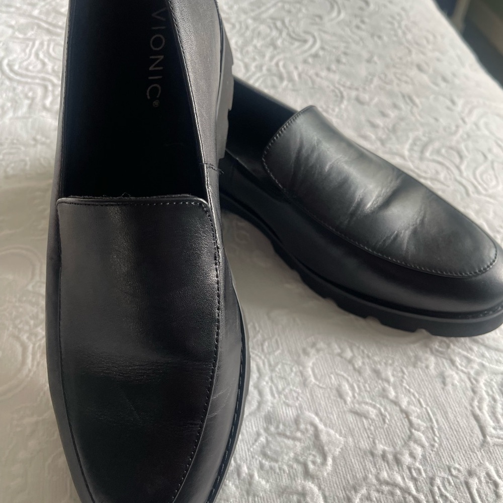 Vionic Women’s Kensley slip-on Leather Loafers, size 8.5